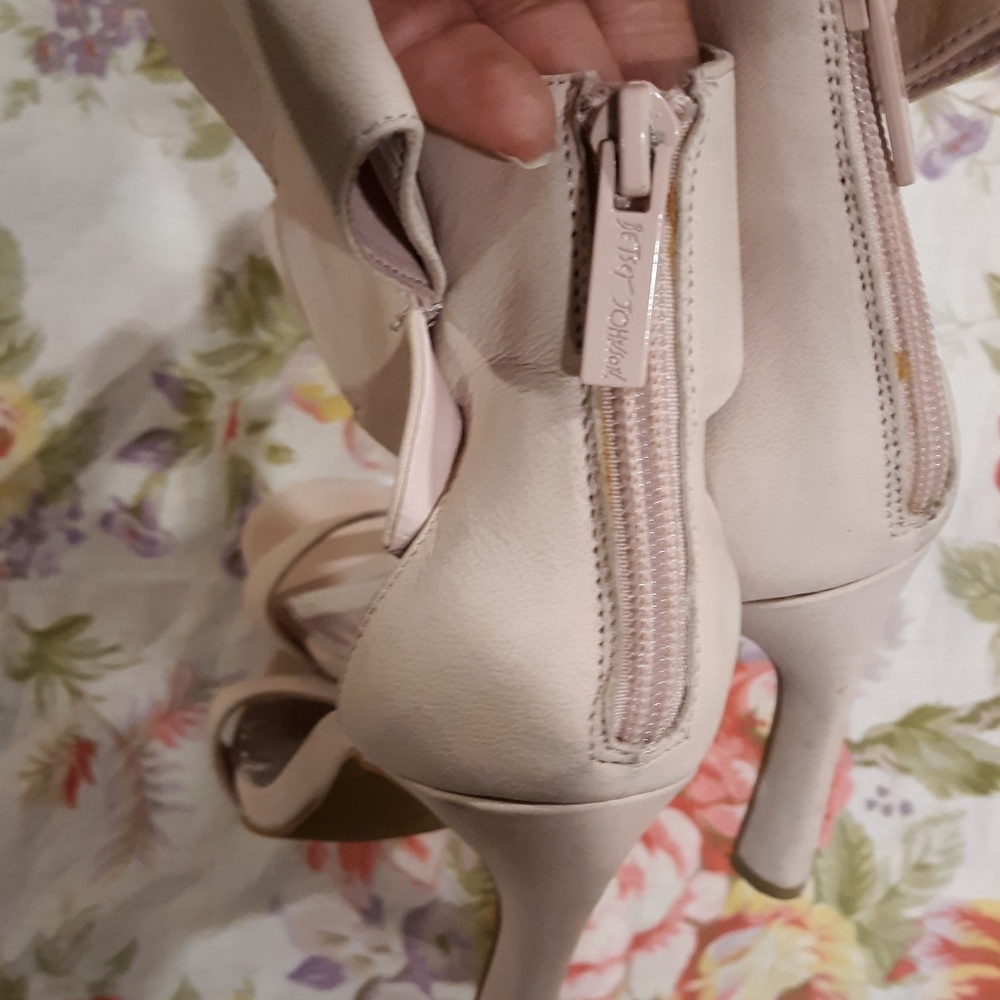 Betsey Johnson Light Pink Friskyy Bow Heels. - Picture 4 of 10